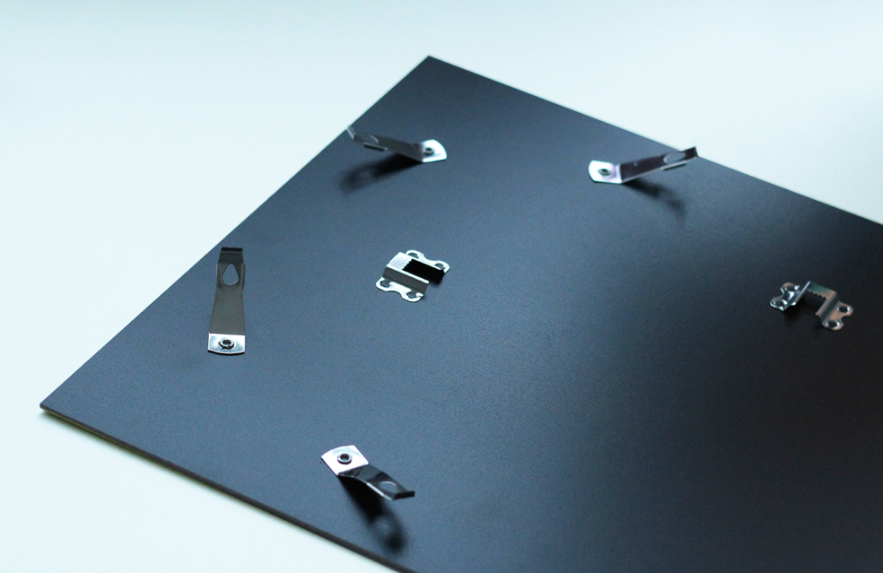 MDF Rückwand schwarz mit Drehfedern für Aluminiumrahmen / Kunststoffrahmen - Detail