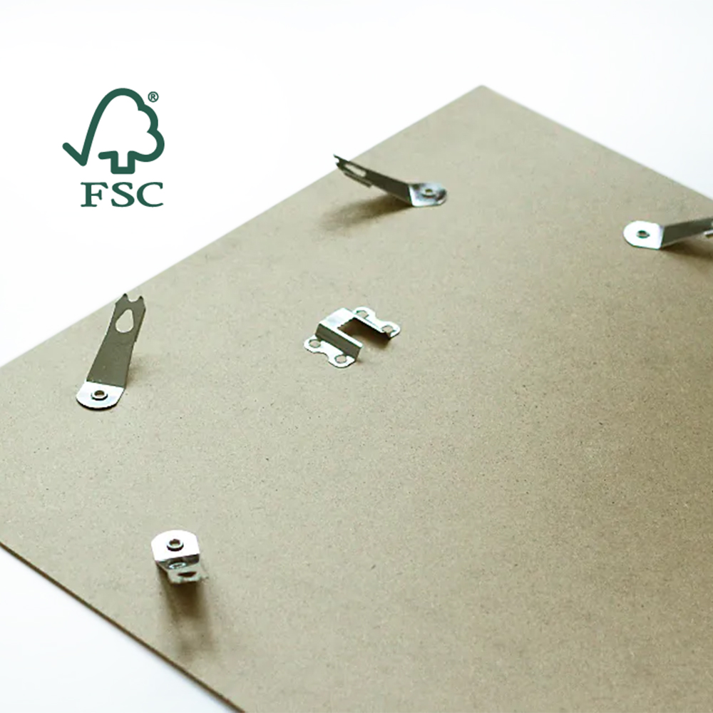 Rückseite eines Bilderrahmens aus FSC-zertifiziertem Holz mit Metallklammern und Aufhängung.