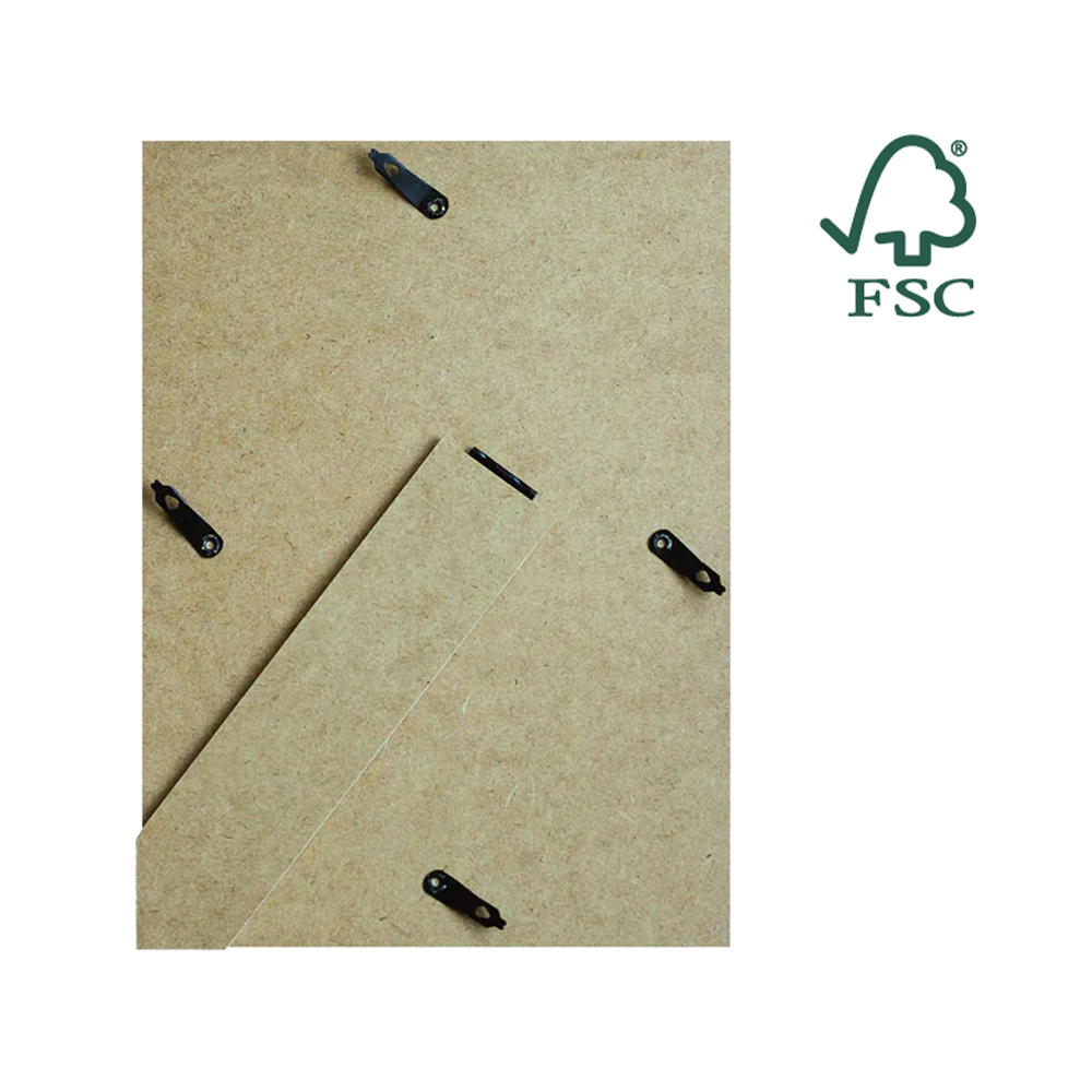 Rückseite eines FSC-zertifizierten Bilderrahmens aus Holz mit Aufsteller und Halteclips
