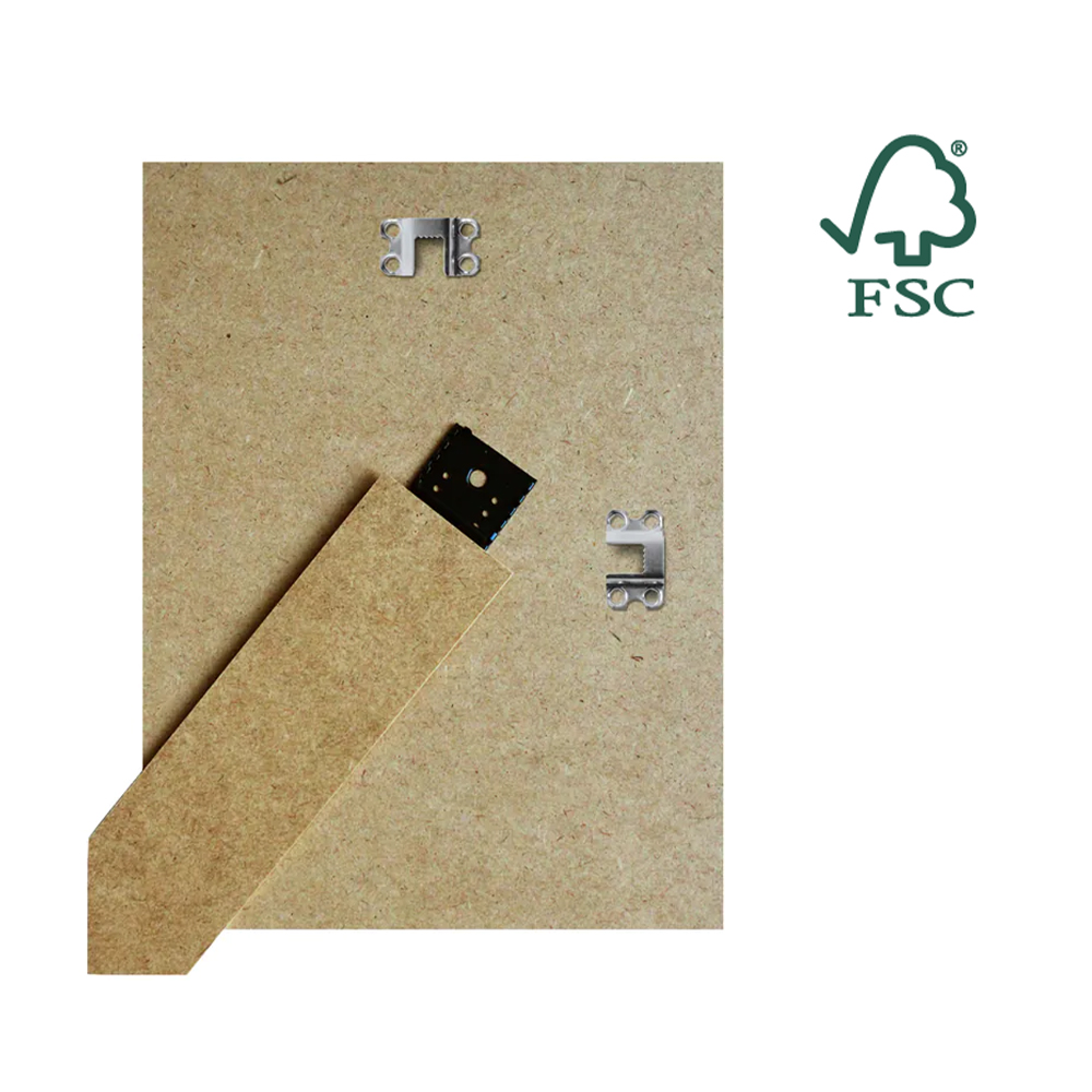 Rückseite eines FSC-zertifizierten Bilderrahmen-Rückwand mit Aufhängern und Ständer
