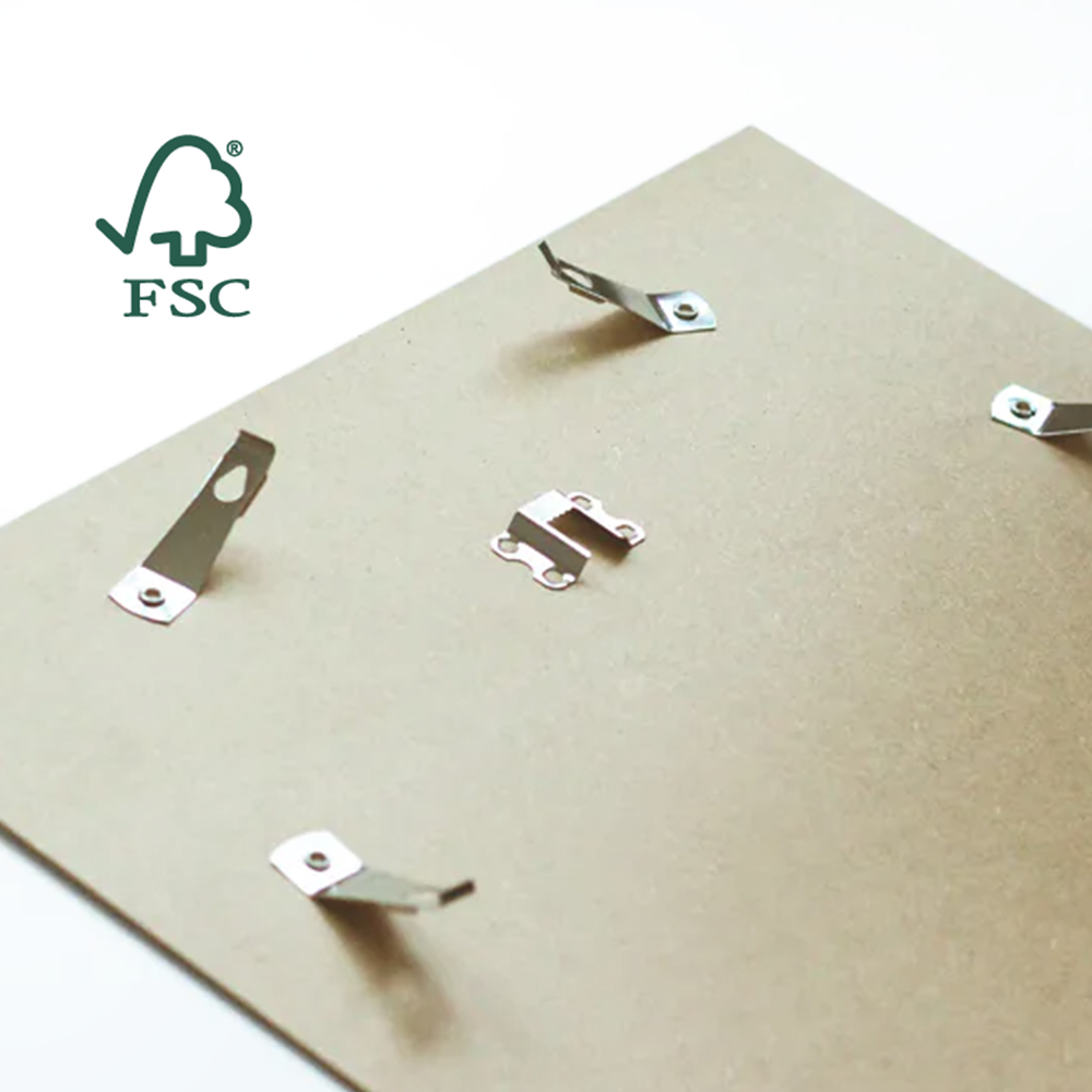 Rückseite eines Bilderrahmens aus FSC-zertifiziertem Holz mit Metallklammern und Aufhänger.